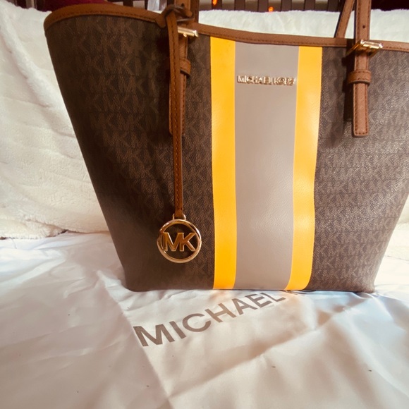 NWT Michael Kors tote (pocket) - Picture 5 of 5